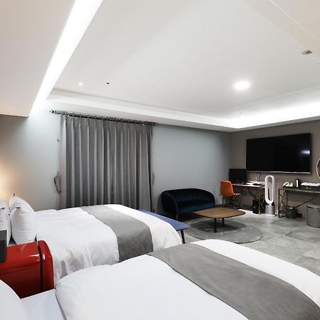 El Tower Hotel Gunsan Bagian luar foto