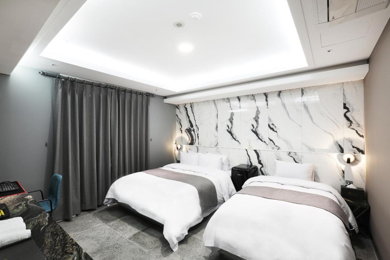 El Tower Hotel Gunsan Bagian luar foto