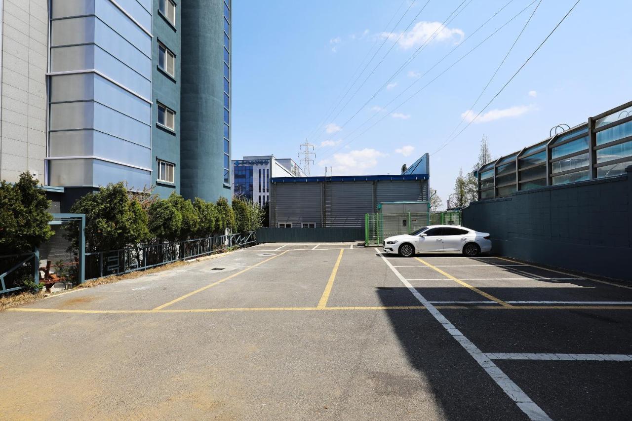 El Tower Hotel Gunsan Bagian luar foto