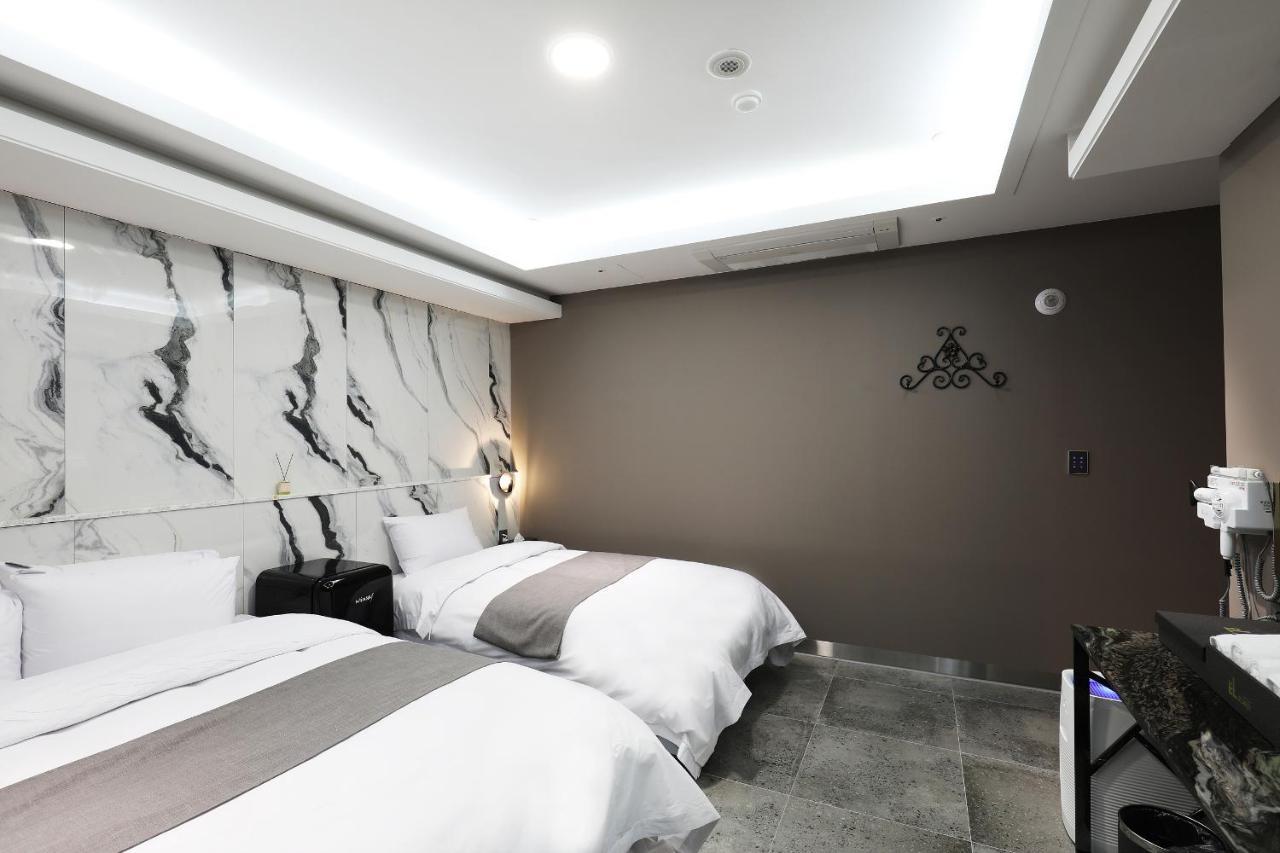 El Tower Hotel Gunsan Bagian luar foto