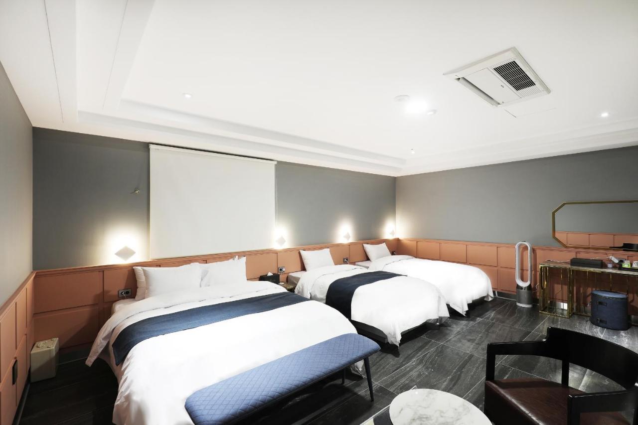 El Tower Hotel Gunsan Bagian luar foto