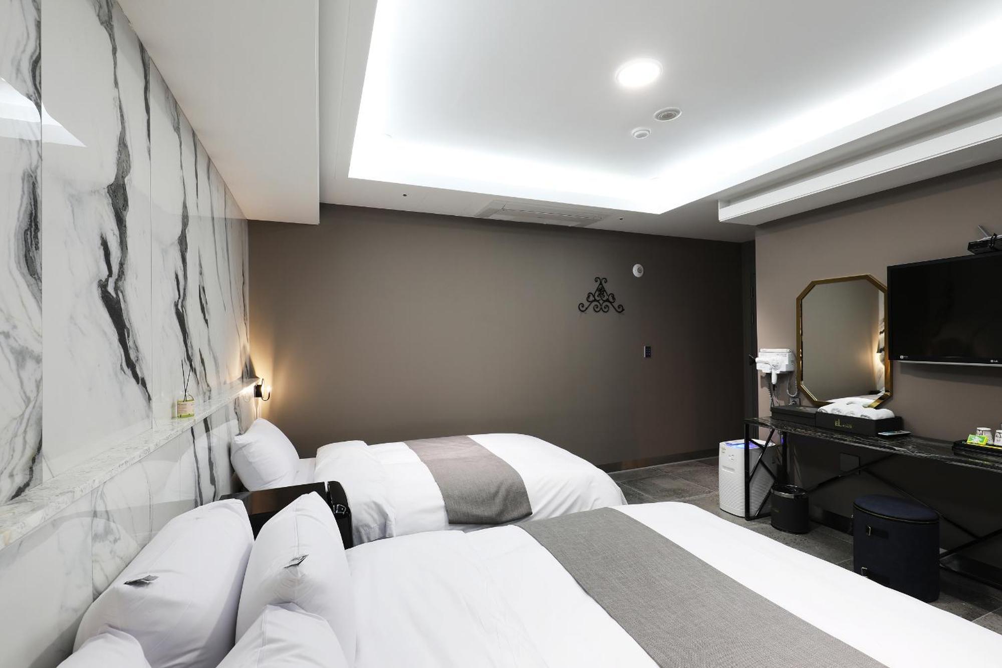 El Tower Hotel Gunsan Bagian luar foto