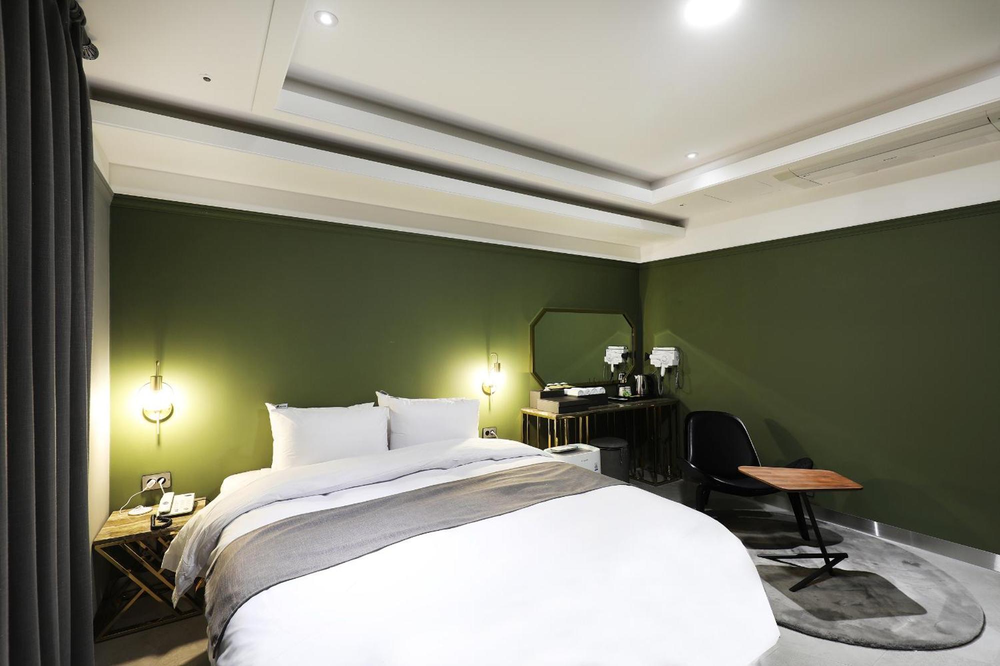 El Tower Hotel Gunsan Bagian luar foto